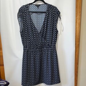 Banana Republic Blue and White V-Neck Cap Sleeve Faux Wrap Print Large